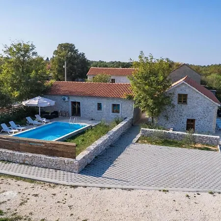 House Stone Curlew 2 Lisane Tinjske