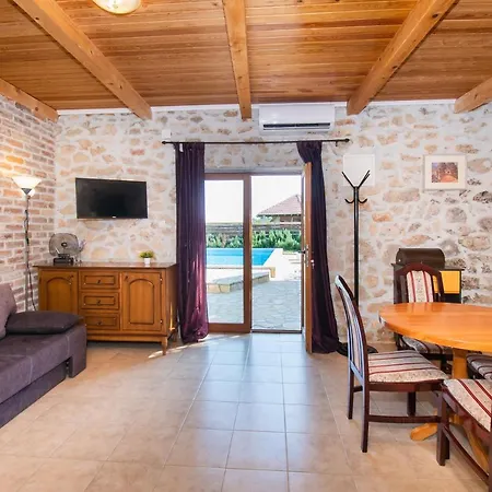 House Stone Curlew 2 Lisane Tinjske