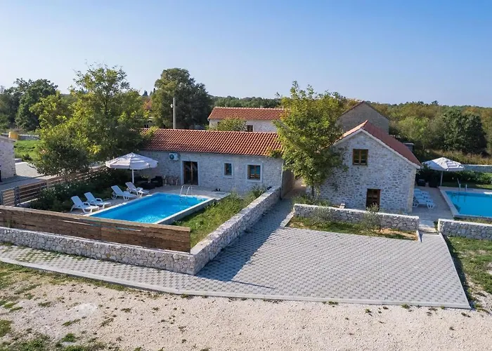 House Stone Curlew 2 Lisane Tinjske