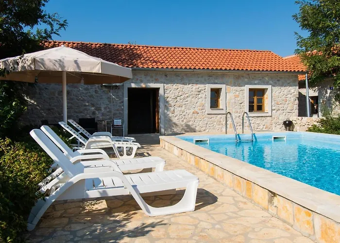 House Stone Curlew 2 Lisane Tinjske