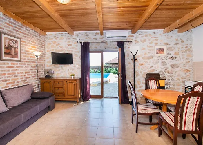 House Stone Curlew 2 Lisane Tinjske